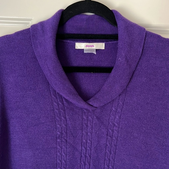 Soft acrylic sweater with front knit detail - Picture 2 of 4